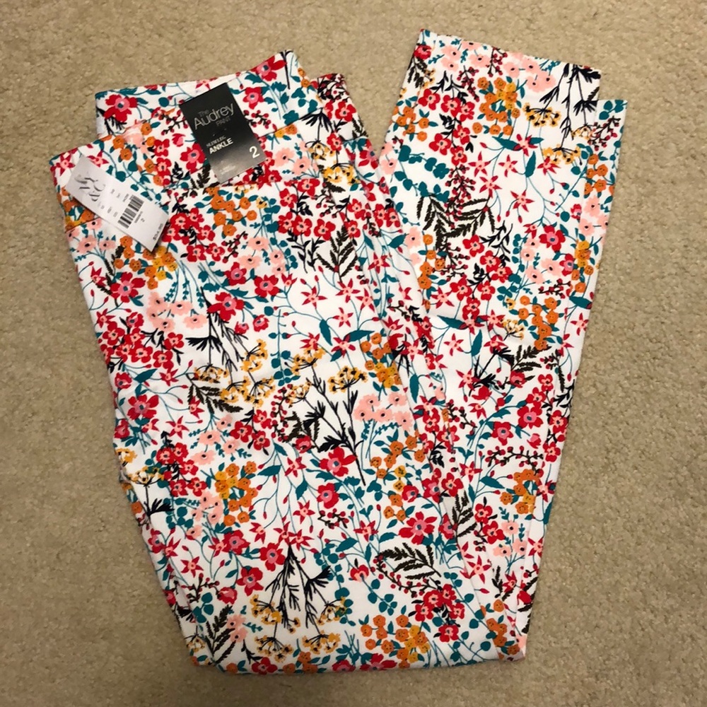 NY&C Audrey Ankle Pants. Size 2. Never been worn.